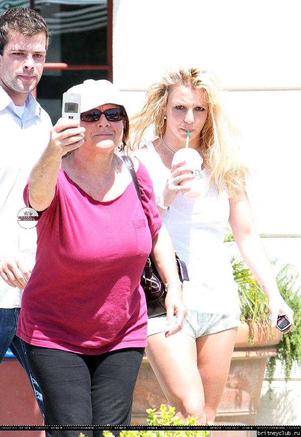 Бритни посещает Starbucks113.jpg(Бритни Спирс, Britney Spears)