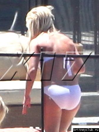Бритни отдыхает у бассеина в Калабасасе03.jpg(Бритни Спирс, Britney Spears)