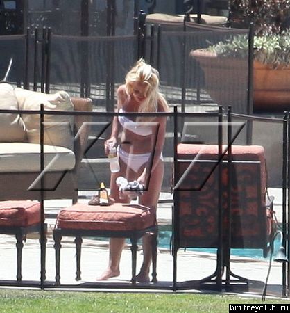 Бритни отдыхает у бассеина в Калабасасе06.jpg(Бритни Спирс, Britney Spears)