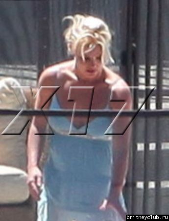 Бритни отдыхает у бассеина в Калабасасе09.jpg(Бритни Спирс, Britney Spears)