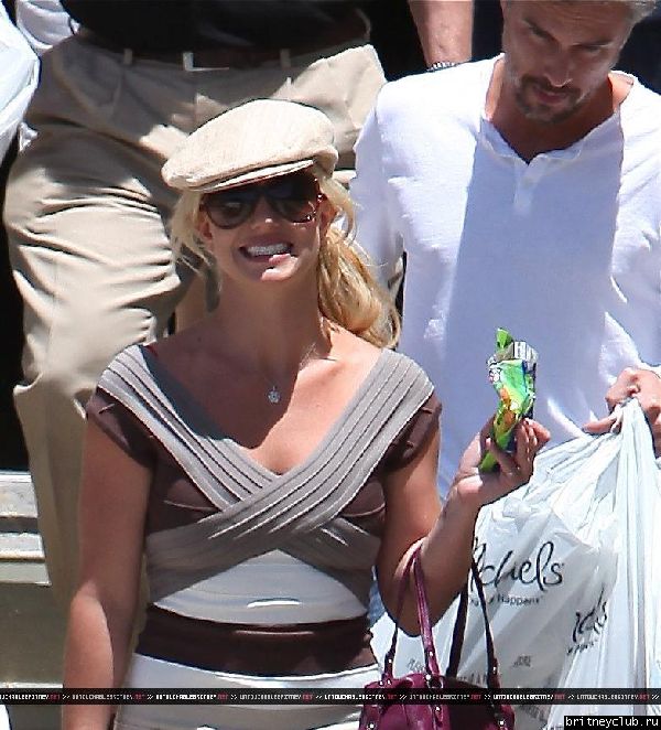 Бритни делает покупки в Санта Барбаре15.jpg(Бритни Спирс, Britney Spears)