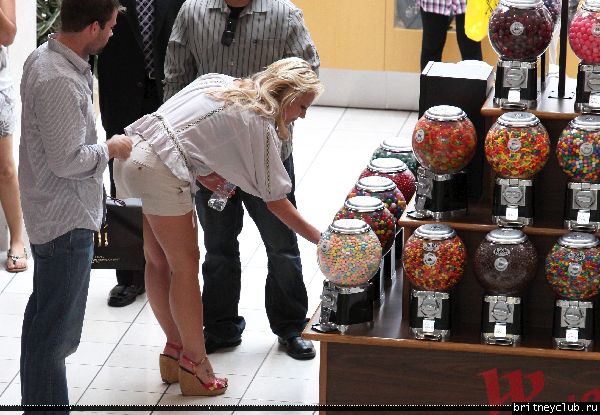 Бритни на шоппинге в Topanga Mall02.jpg(Бритни Спирс, Britney Spears)
