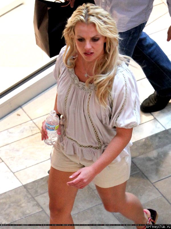 Бритни на шоппинге в Topanga Mall09.jpg(Бритни Спирс, Britney Spears)
