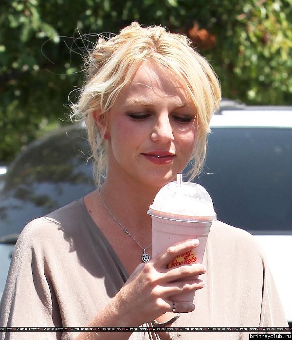 Бритни посещает кафе Johnny Rockets72.jpg(Бритни Спирс, Britney Spears)