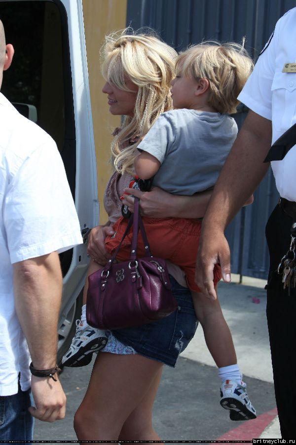 Бритни с детьми в Калабасасе05.jpg(Бритни Спирс, Britney Spears)