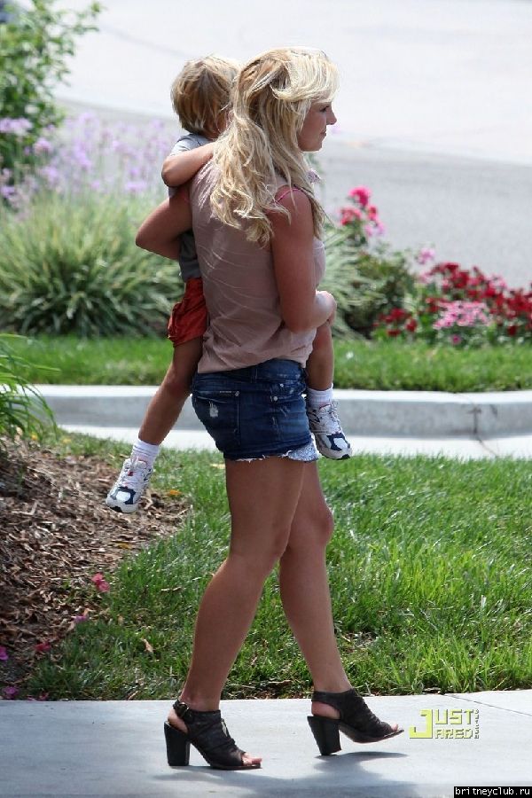 Бритни с детьми в Калабасасе24.jpg(Бритни Спирс, Britney Spears)