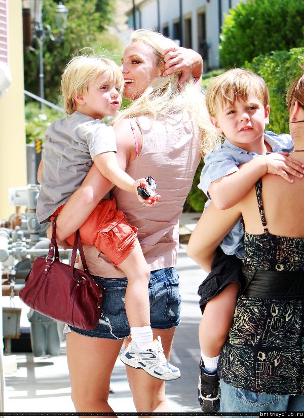 Бритни с детьми в Калабасасе39.jpg(Бритни Спирс, Britney Spears)