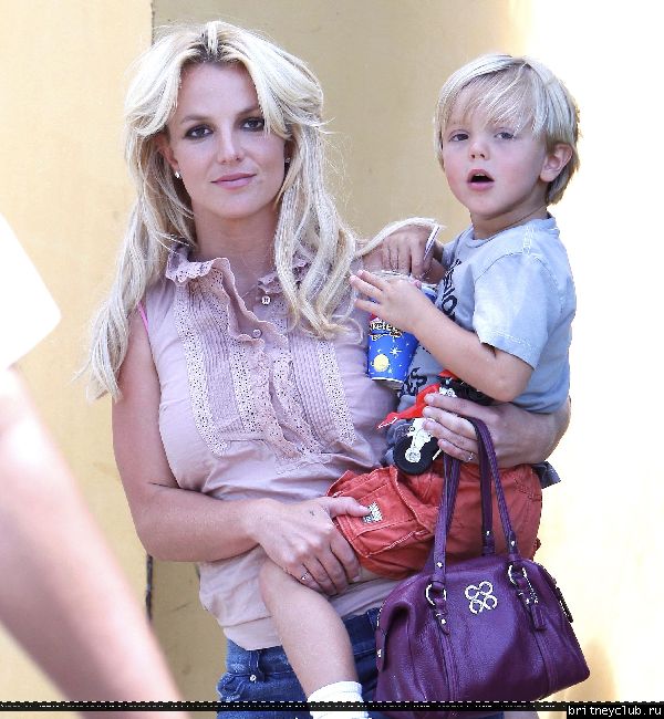 Бритни с детьми в Калабасасе58.jpg(Бритни Спирс, Britney Spears)