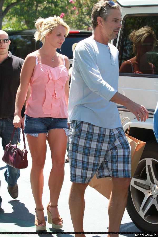 Бритни и Джейсон на шоппинге в Калабасасе07.jpg(Бритни Спирс, Britney Spears)