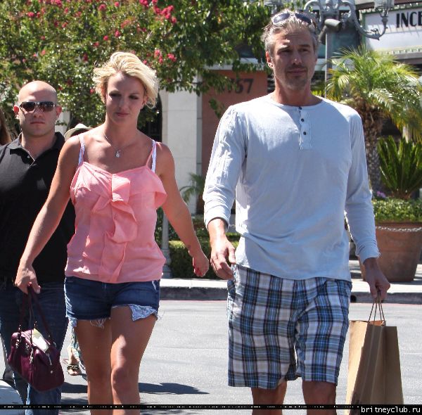 Бритни и Джейсон на шоппинге в Калабасасе27.jpg(Бритни Спирс, Britney Spears)