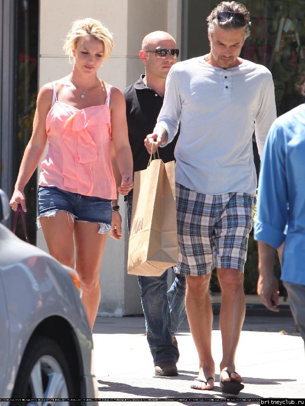 Бритни и Джейсон на шоппинге в Калабасасе72.jpg(Бритни Спирс, Britney Spears)