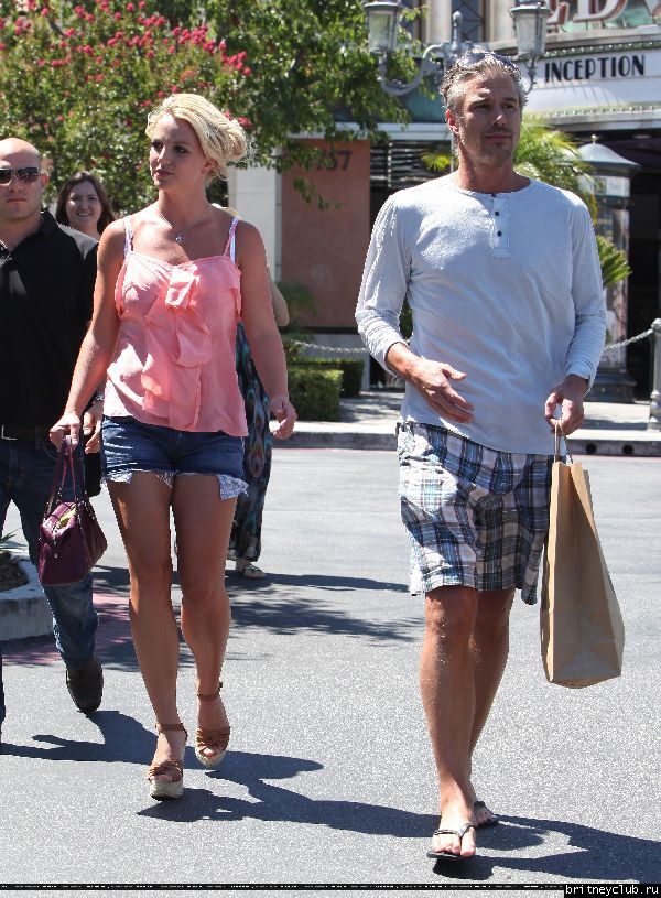 Бритни и Джейсон на шоппинге в Калабасасе81.jpg(Бритни Спирс, Britney Spears)