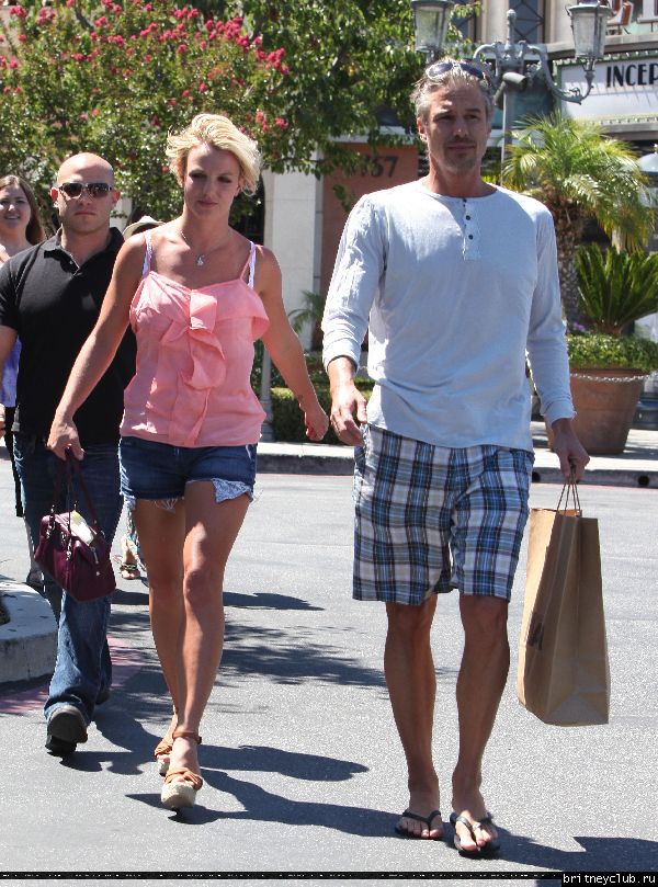 Бритни и Джейсон на шоппинге в Калабасасе82.jpg(Бритни Спирс, Britney Spears)
