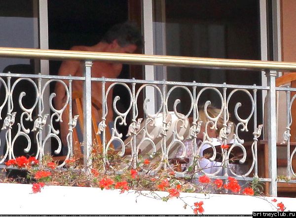 Бритни и Джейсон отдыхают на балконе отеля01.jpg(Бритни Спирс, Britney Spears)