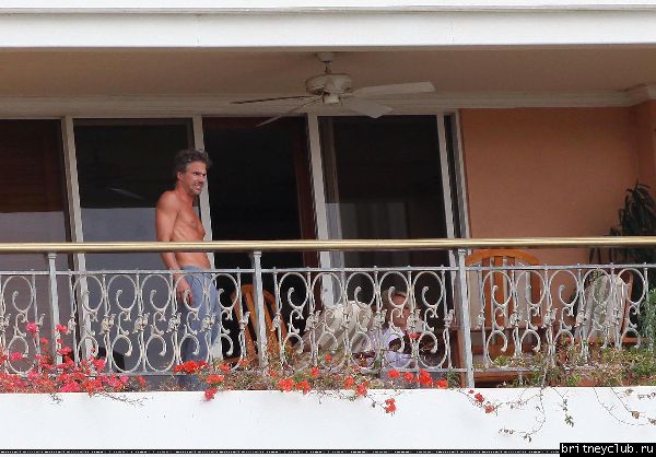 Бритни и Джейсон отдыхают на балконе отеля13.jpg(Бритни Спирс, Britney Spears)