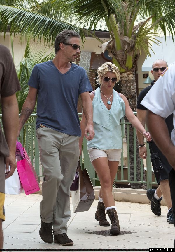 Бритни и Джейсон делают покупки на Гавайях06.jpg(Бритни Спирс, Britney Spears)