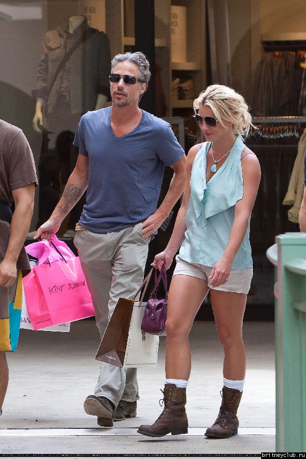 Бритни и Джейсон делают покупки на Гавайях23.jpg(Бритни Спирс, Britney Spears)
