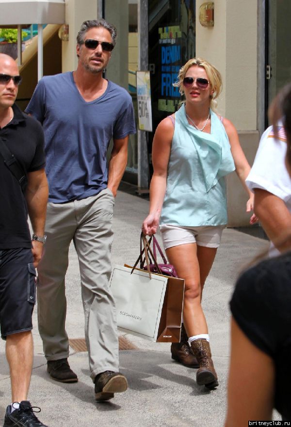 Бритни и Джейсон делают покупки на Гавайях56.jpg(Бритни Спирс, Britney Spears)