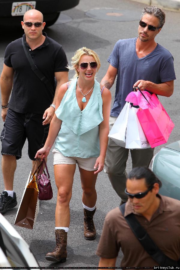 Бритни и Джейсон делают покупки на Гавайях77.jpg(Бритни Спирс, Britney Spears)