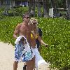 Бритни и Джейсон на пляже на курорте Мауи