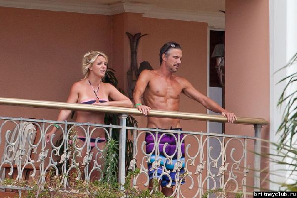 Бритни и Джейсон проводят время на балконе отеля02.jpg(Бритни Спирс, Britney Spears)
