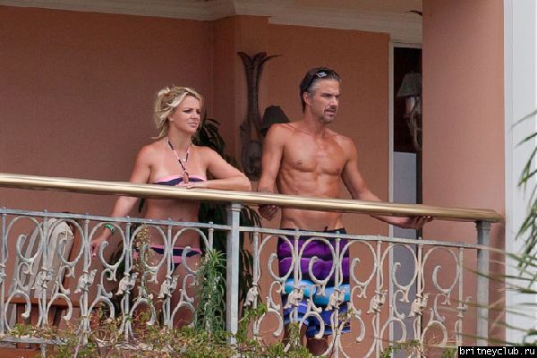 Бритни и Джейсон проводят время на балконе отеля03.jpg(Бритни Спирс, Britney Spears)