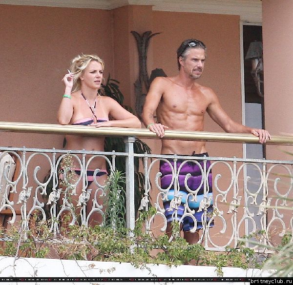 Бритни и Джейсон проводят время на балконе отеля18.jpg(Бритни Спирс, Britney Spears)