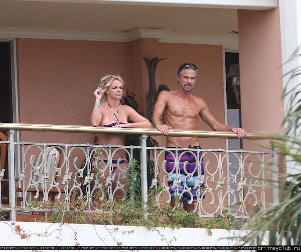 Бритни и Джейсон проводят время на балконе отеля19.jpg(Бритни Спирс, Britney Spears)
