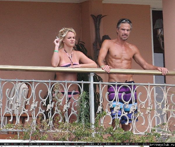 Бритни и Джейсон проводят время на балконе отеля20.jpg(Бритни Спирс, Britney Spears)