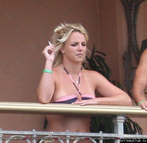 Бритни и Джейсон проводят время на балконе отеля21.jpg(Бритни Спирс, Britney Spears)