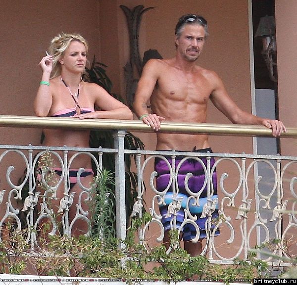 Бритни и Джейсон проводят время на балконе отеля22.jpg(Бритни Спирс, Britney Spears)