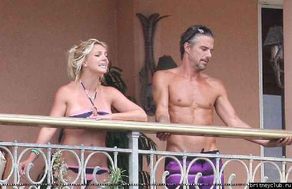 Бритни и Джейсон проводят время на балконе отеля27.jpg(Бритни Спирс, Britney Spears)
