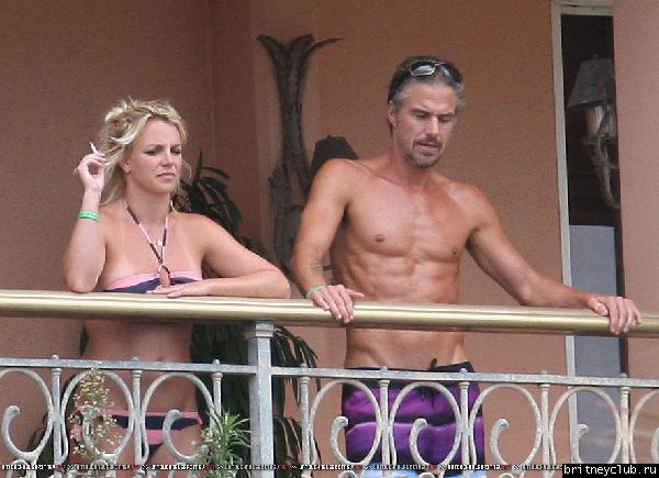 Бритни и Джейсон проводят время на балконе отеля30.jpg(Бритни Спирс, Britney Spears)