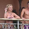 Бритни и Джейсон проводят время на балконе отеля