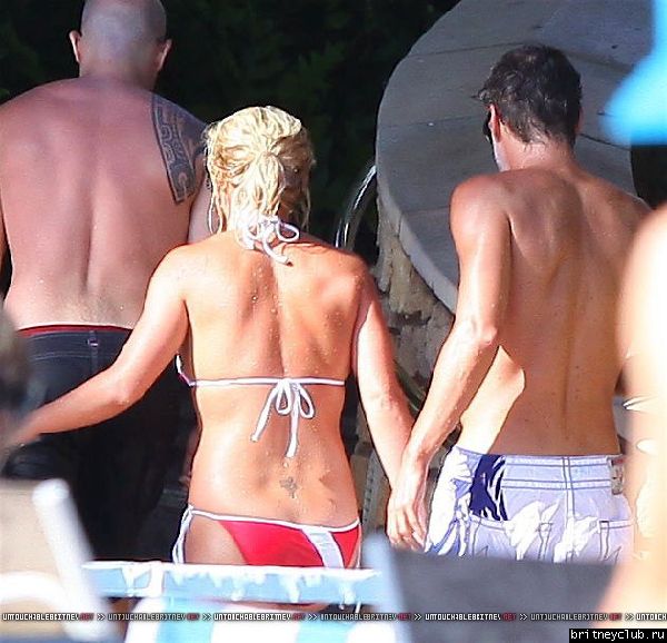 Бритни и Джейсон отдыхают у бассеина в Мауи 02.jpg(Бритни Спирс, Britney Spears)