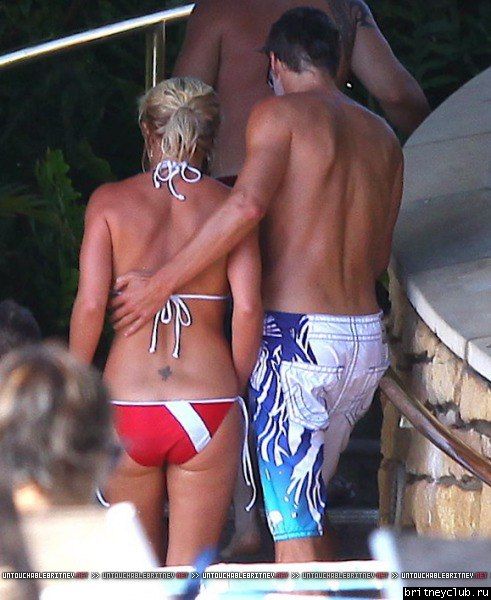 Бритни и Джейсон отдыхают у бассеина в Мауи 03.jpg(Бритни Спирс, Britney Spears)