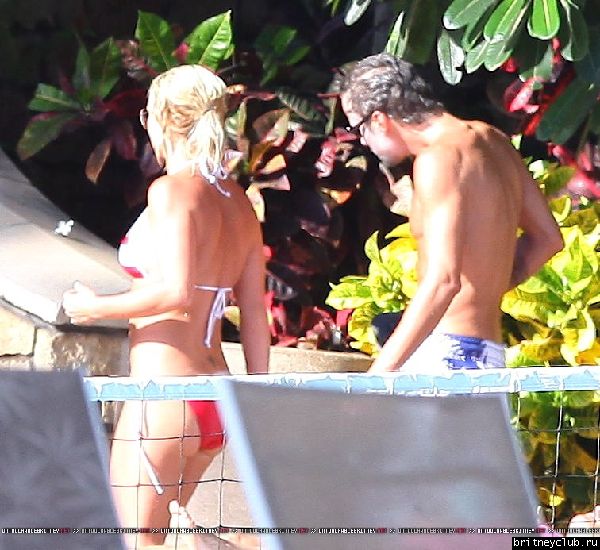 Бритни и Джейсон отдыхают у бассеина в Мауи 08.jpg(Бритни Спирс, Britney Spears)