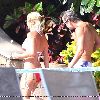 Бритни и Джейсон отдыхают у бассеина в Мауи 