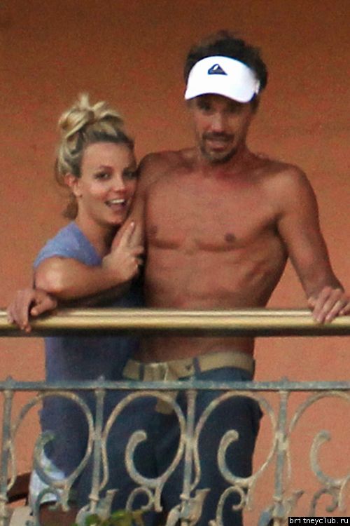 Бритни и Джейсон на балконе в отеле Oceanfront Resort04.jpg(Бритни Спирс, Britney Spears)