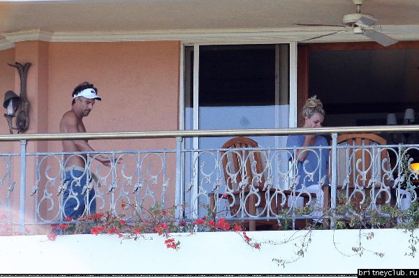 Бритни и Джейсон на балконе в отеле Oceanfront Resort07.jpg(Бритни Спирс, Britney Spears)