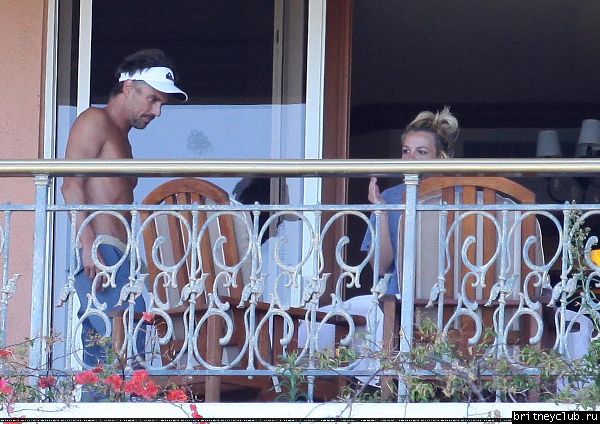 Бритни и Джейсон на балконе в отеле Oceanfront Resort09.jpg(Бритни Спирс, Britney Spears)