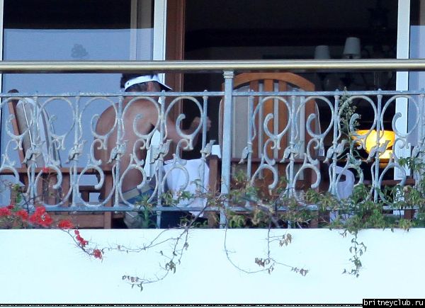 Бритни и Джейсон на балконе в отеле Oceanfront Resort10.jpg(Бритни Спирс, Britney Spears)