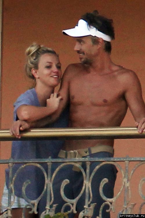 Бритни и Джейсон на балконе в отеле Oceanfront Resort11.jpg(Бритни Спирс, Britney Spears)