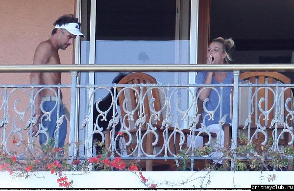 Бритни и Джейсон на балконе в отеле Oceanfront Resort13.jpg(Бритни Спирс, Britney Spears)