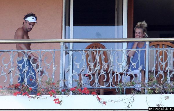 Бритни и Джейсон на балконе в отеле Oceanfront Resort14.jpg(Бритни Спирс, Britney Spears)