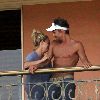 Бритни и Джейсон на балконе в отеле Oceanfront Resort