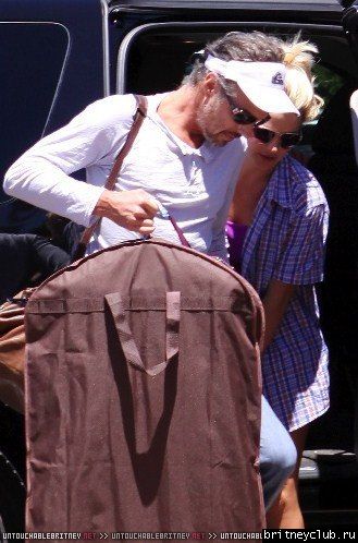Бритни и Джейсон в гавайском аэропорту04.jpg(Бритни Спирс, Britney Spears)