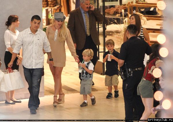 Бритни с детьми в Вудленд-Хиллз31.jpg(Бритни Спирс, Britney Spears)