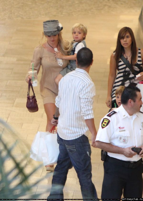 Бритни с детьми в Вудленд-Хиллз35.jpg(Бритни Спирс, Britney Spears)