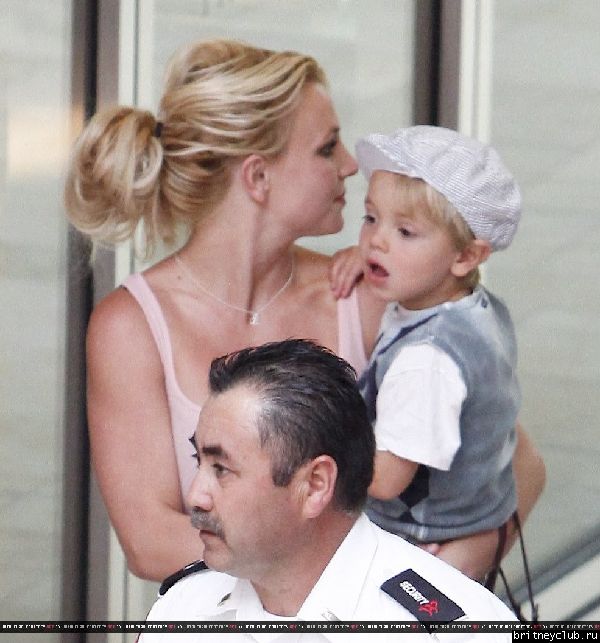 Бритни с детьми в Вудленд-Хиллз51.jpg(Бритни Спирс, Britney Spears)